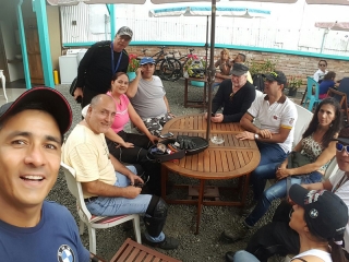 En los alrededores de calles empinadas visitamos este pintoresco café que nos extasió con amenos manjares