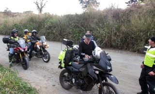 Reagrupación una vez solucionado el incidente, donde hubo grandes saludos y algarabía como si hace rato no nos hubiéramos visto   :)