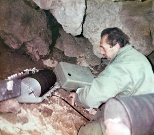 B. Martinelli, phD del Politécnico de Zurich instalando el primer sismógrafo del Cuerpo Suizo de Sicirro en El Ruiz - Murillo 1984